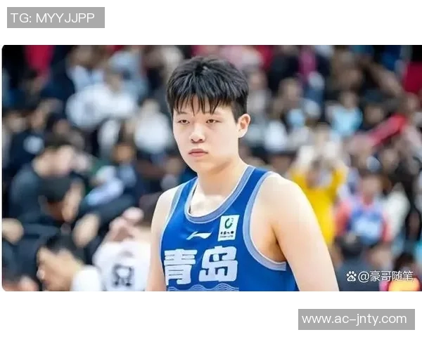 裁判赞赏杨瀚森表现出色赛后竖大拇指传递认可与鼓励